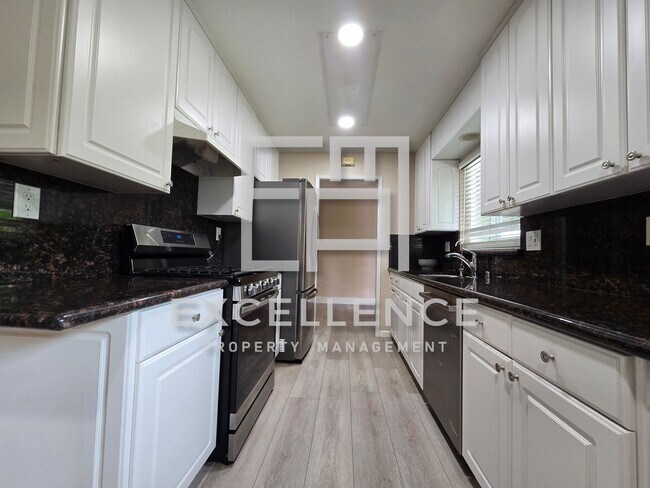 Foto del edificio - Beautiful 3/2.5 Home With 2 Fireplaces, Updated Kitchen, Spacious Yard and Covered Patio