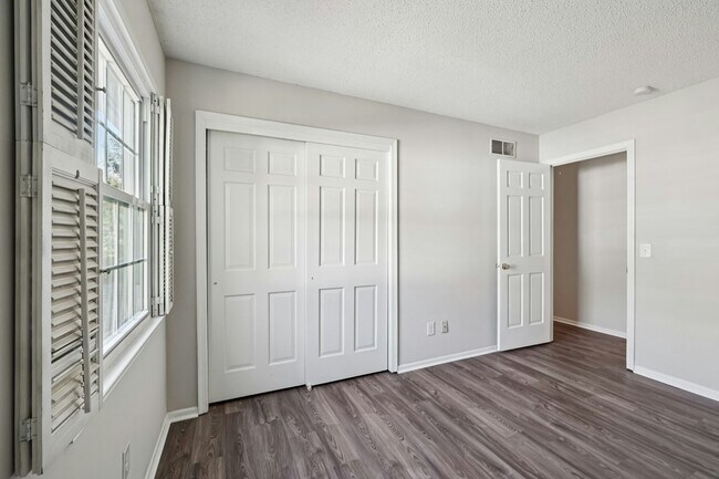 Building Photo - 3915 Valley Ct