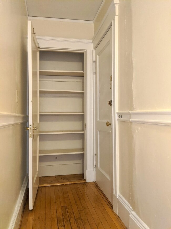 Building Photo - 15 Craigie St