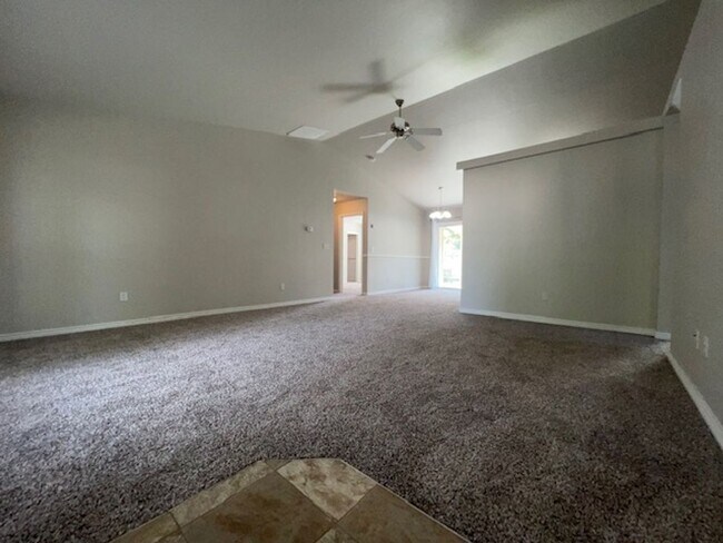 Building Photo - Gorgeous 4 bedroom 2 bathroom Home in the ...