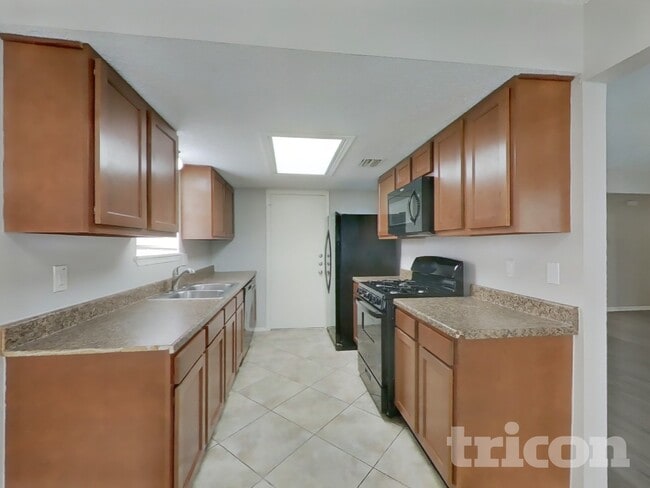 Building Photo - 1911 Deaf Smith Dr