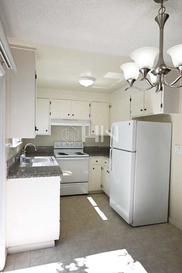 Building Photo - 646 Azara Pl