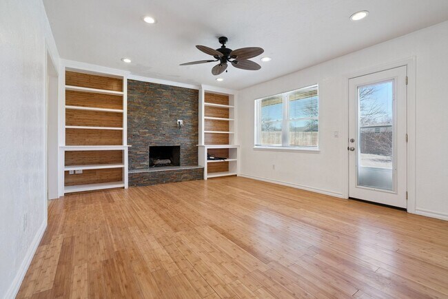 Building Photo - 1100 S Avery Dr