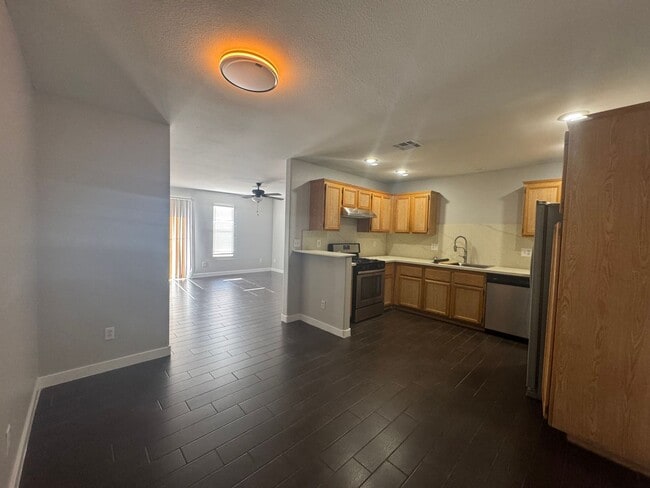 Building Photo - Nice, upgraded Town Home 3br, 3bath, 2cg.