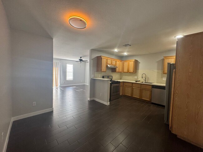 Foto del edificio - Nice, upgraded Town Home 3br, 3bath, 2cg.