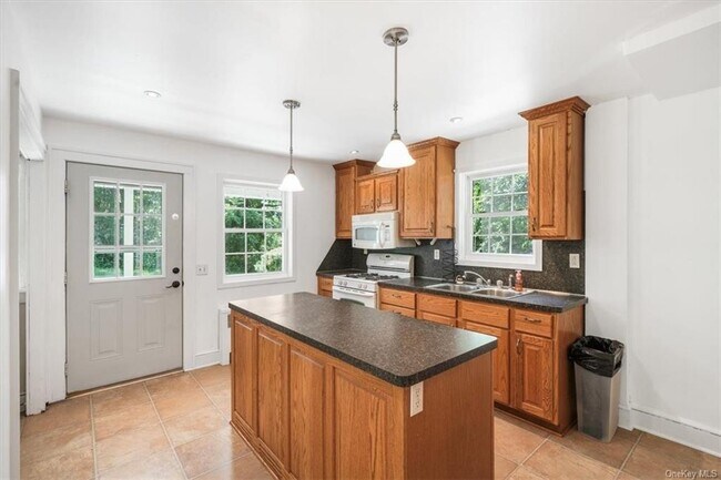Building Photo - 11 Carriage House Rd