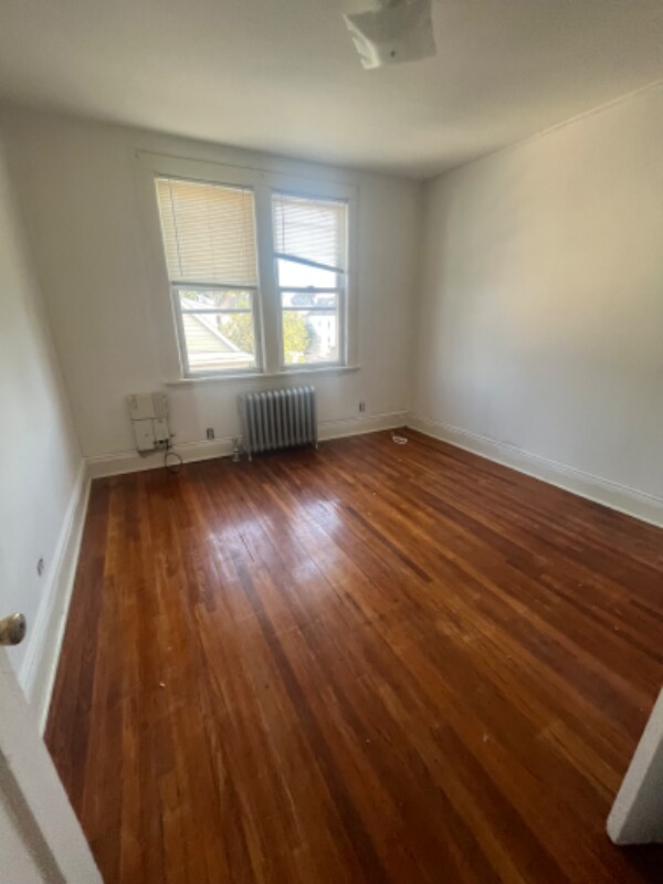 Building Photo - 252 River Dr
