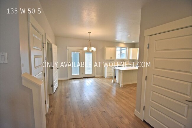 Building Photo - Gorgeous 4 Bed Farmington Townhome! No Dep...