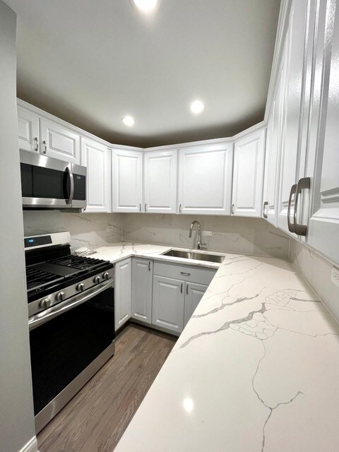 Primary Photo - Beautiful Gold Coast 1 Bed/1 Bath Apartment