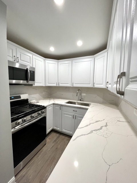 Primary Photo - Beautiful Gold Coast 1 Bed/1 Bath Apartment