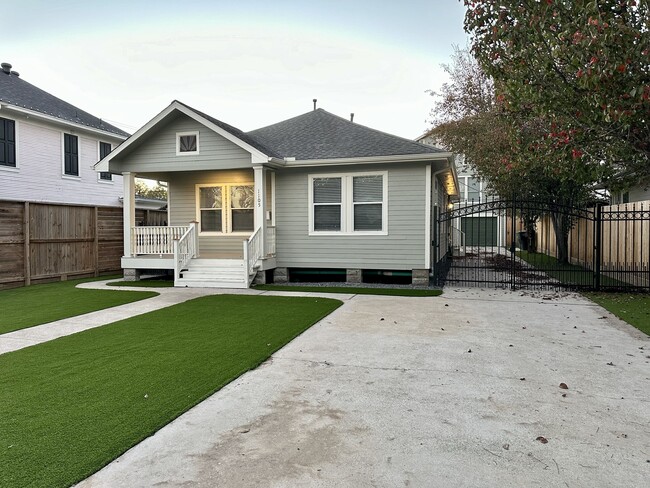 Building Photo - 1105 Tulane St