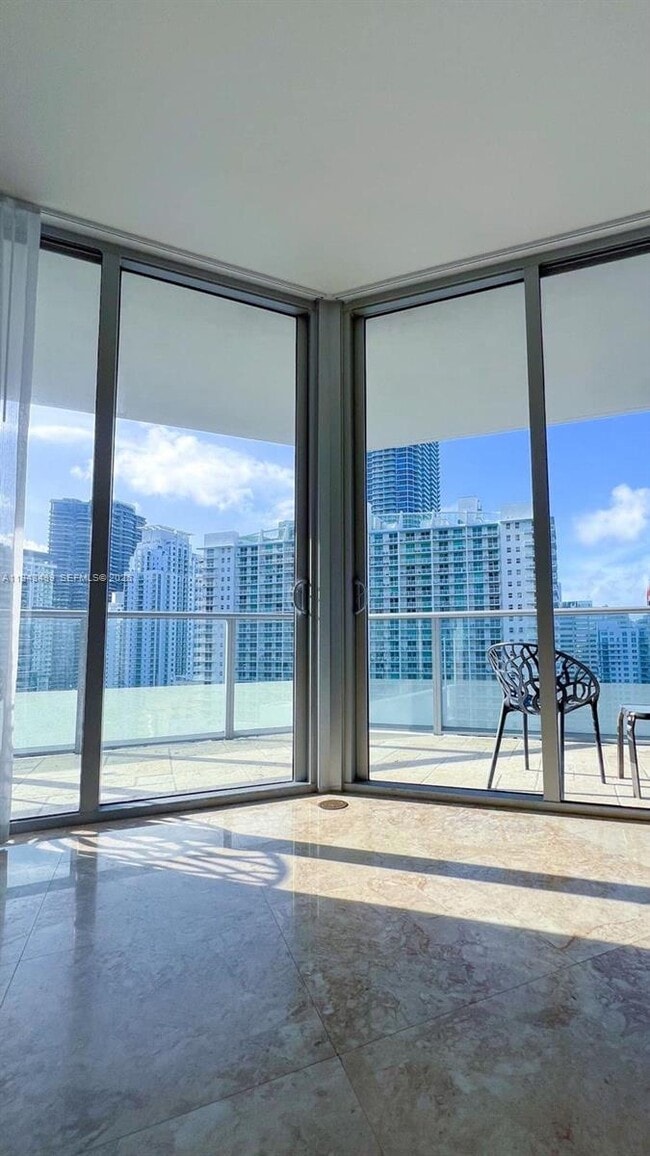 Foto del edificio - 1300 Brickell Bay Dr