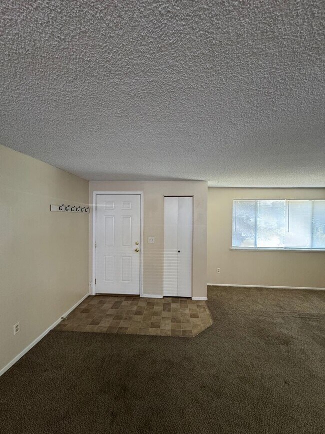 Foto del edificio - Nice 2 Bedroom 1 Bath Apartment in Sheridan