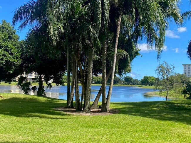 Foto del edificio - 3051 N Course Dr