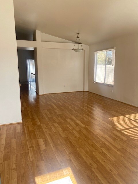 Foto del edificio - 1056 Menands Ave