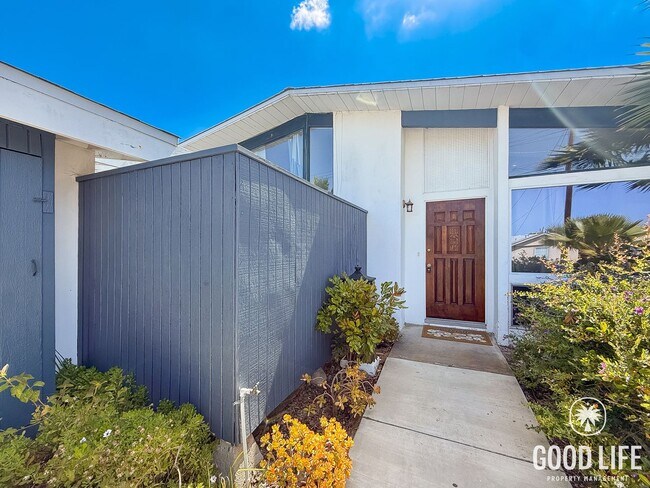 Foto del edificio - Spacious 3BR Home + 1BR ADU with Private Courtyard in University City!