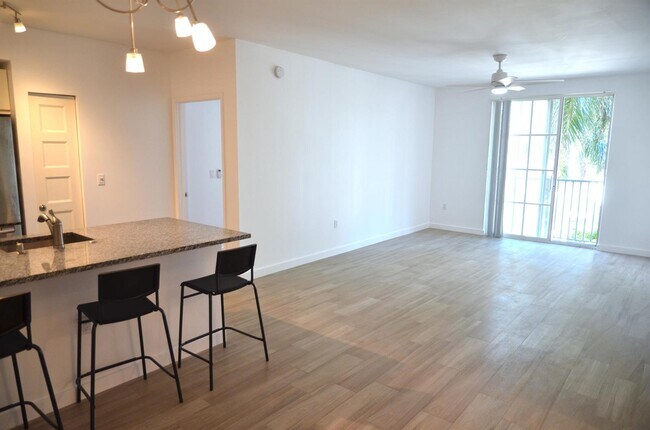 Building Photo - 720 S Sapodilla Ave