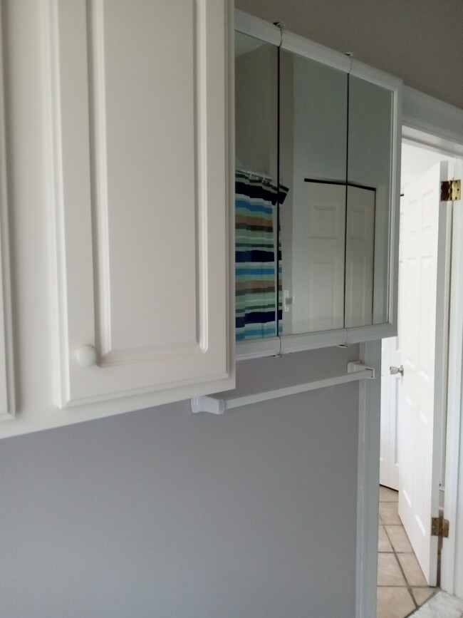 bathroom - 2561 Myra St