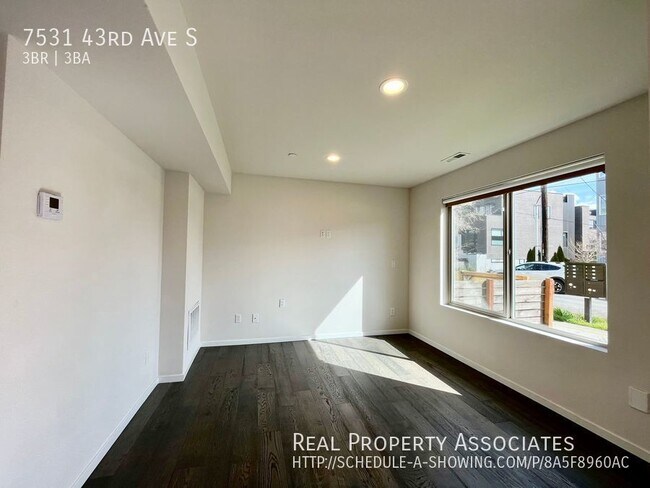 Building Photo - Bright Townhome Close to Parks and Restaur...