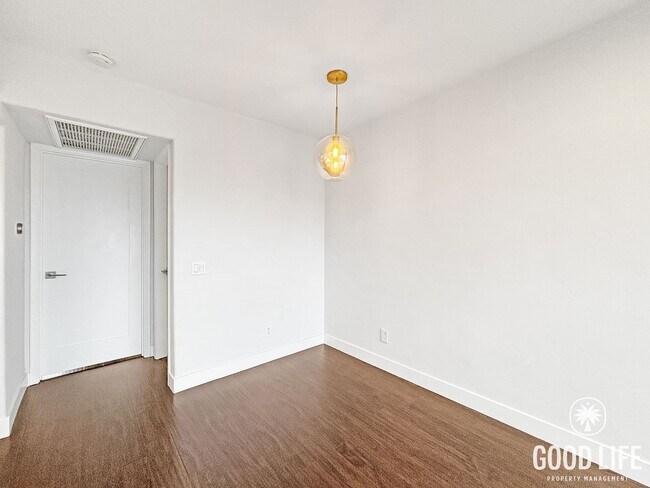 Foto del edificio - Charming 1BD/1BA Condo in Golden Hill with Private Balcony, In-Unit Laundry & Dedicated Parking