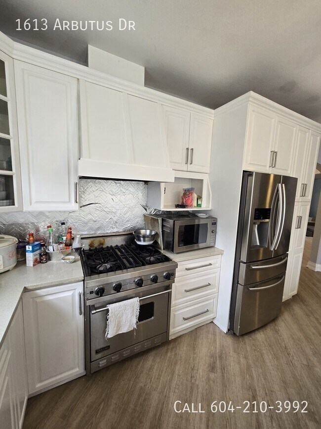 Photo du bâtiment - Spacious Home in Quiet Neighborhood
