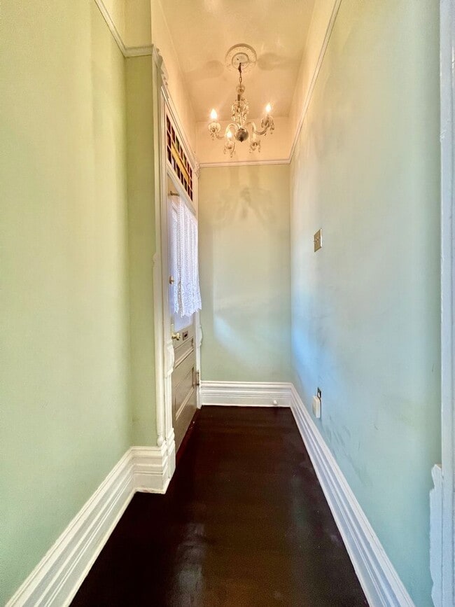 Building Photo - Victorian Charm in Jefferson Park