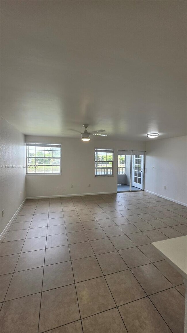 Foto del edificio - 2881 N Oakland Forest Dr