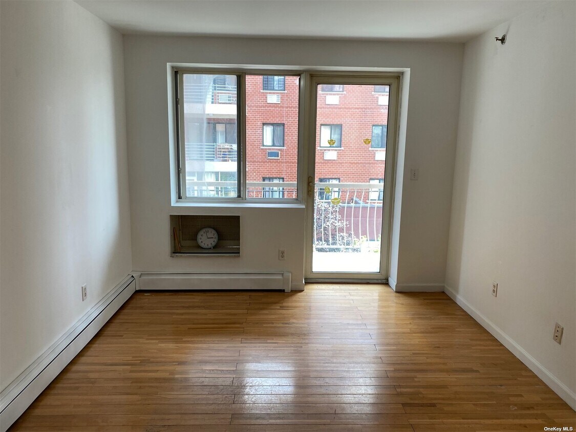Foto principal - 40-59-59 College Point Blvd