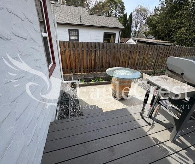 Building Photo - Spacious 3BR/2BA Home with Additional Living Space & Entertainer’s Backyard