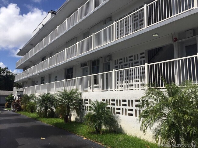Building Photo - 10230 Collins Ave