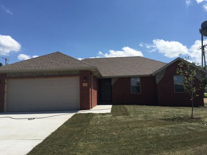 Foto principal - 1002 E Highview Dr