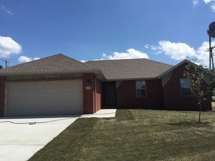 Primary Photo - 1002 E Highview Dr