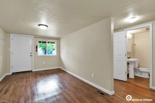 Building Photo - 2 br, 1 bath Apartment - 7324 E 4th Ave