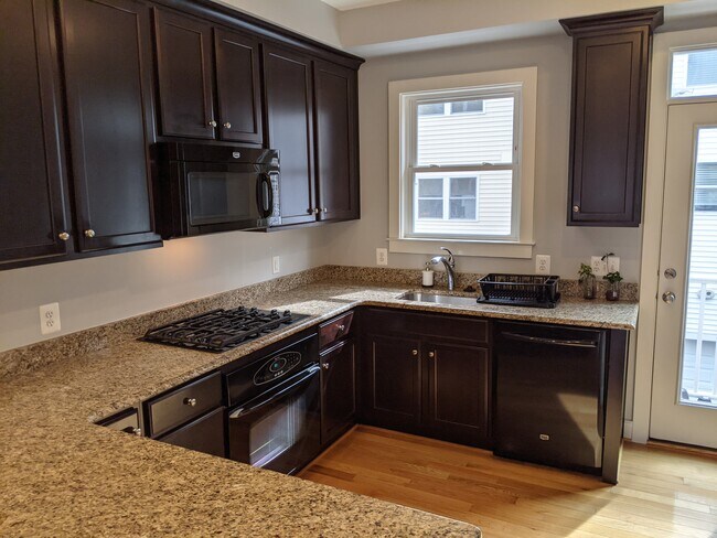 Kitchen - 579 Regent Pl NE