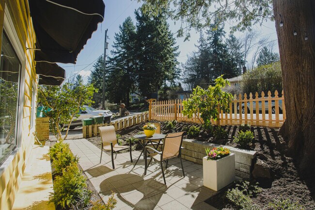 Patio soleado con jardín delantero - 3008 NE 117th St