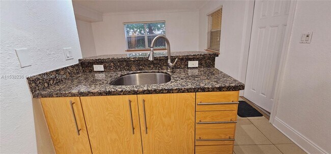 Foto del edificio - 811 NE 14th Pl