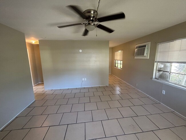 Building Photo - Bungalow in Central Gulfport