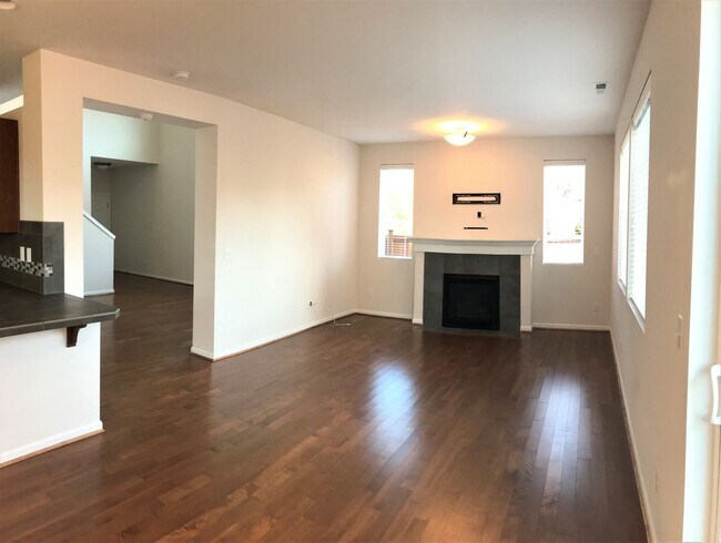 Foto del edificio - Stunning 2-Story Home Near Silver Lake