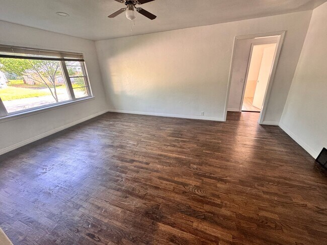 Foto del edificio - 4 Bedroom Updated Spacious Home!