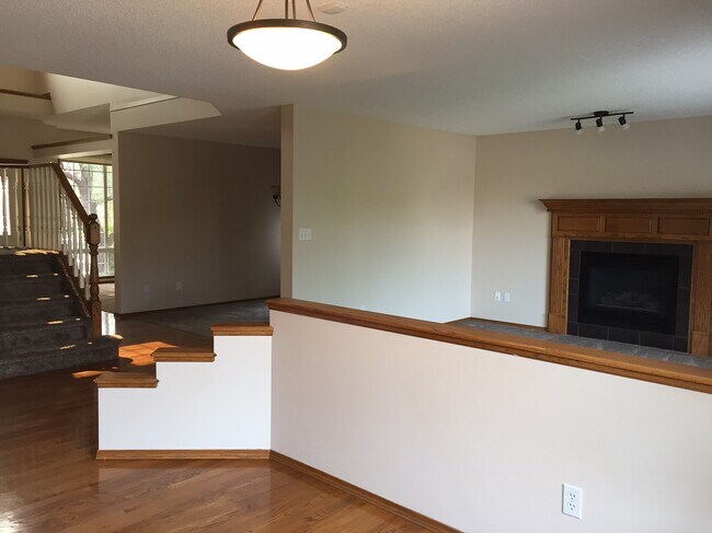 Building Photo - 4 Bed 4 Bath Unit in Sherwood Park, AB