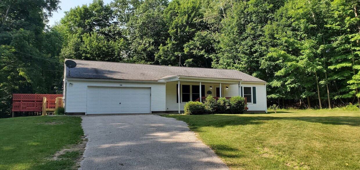 Primary Photo - 4 Bedroom Parsonage Property 1 Mile to Fra...