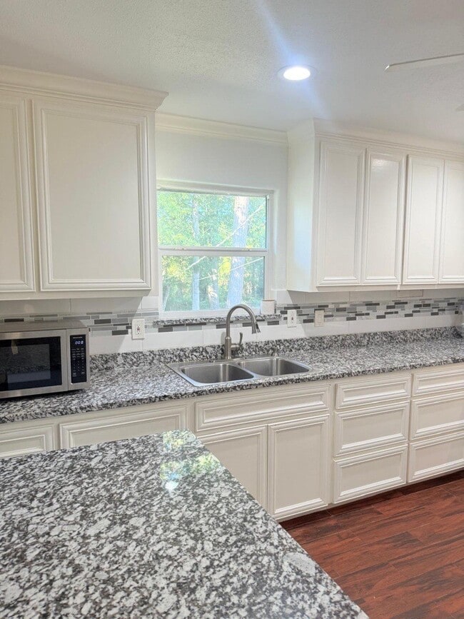 Building Photo - 304 Jill Ave