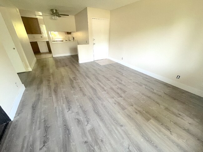 Foto del edificio - 390 N San Antonio Ave