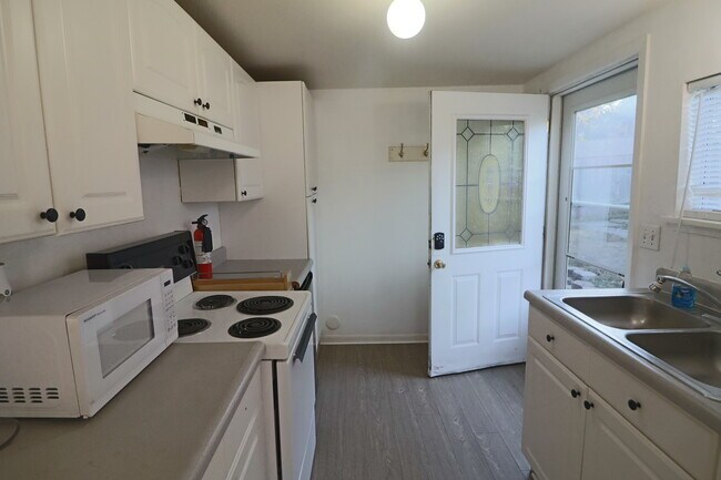 Foto del edificio - 2344 Trenton Ave