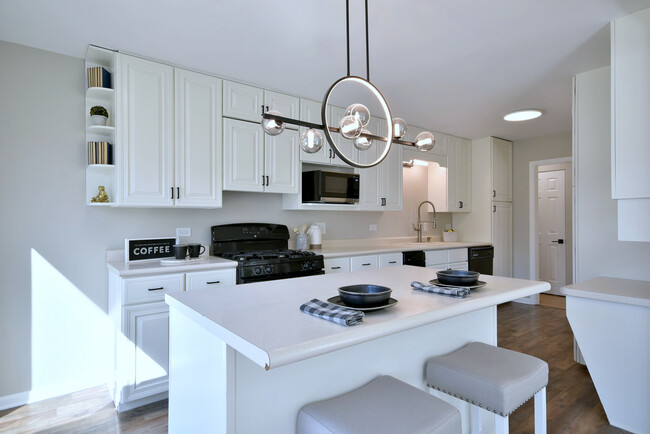 Foto del edificio - 646 Spring Rd