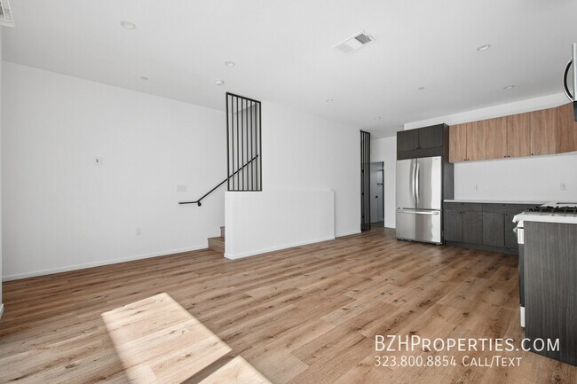 Foto del edificio - 662 1/2 N Mariposa Ave-