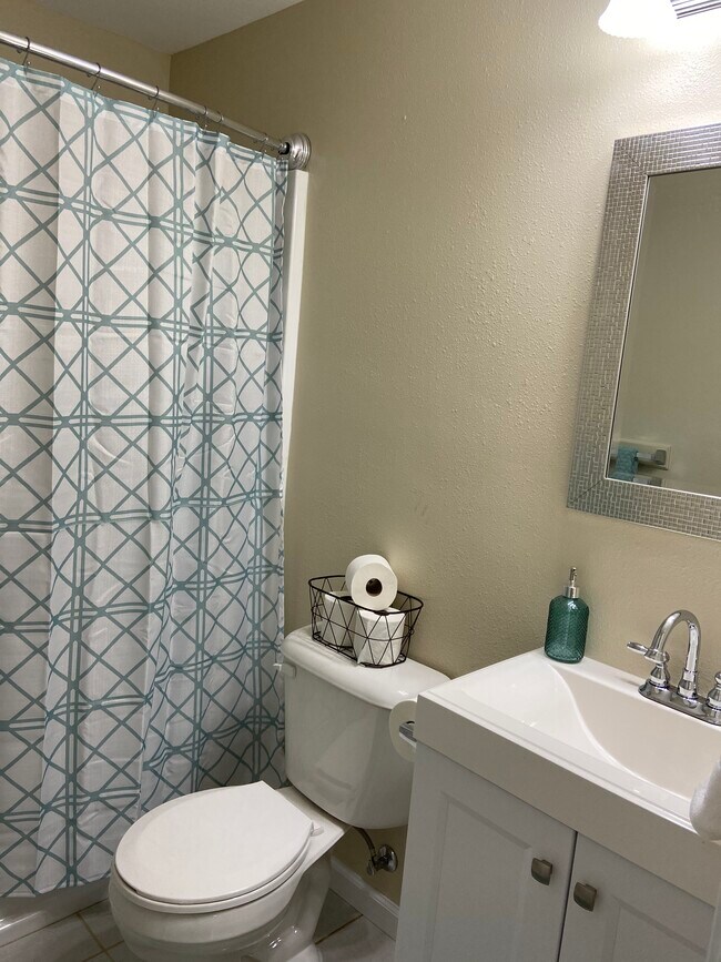 ¡Cuarto de baño renovado - Sage Wind Apartments