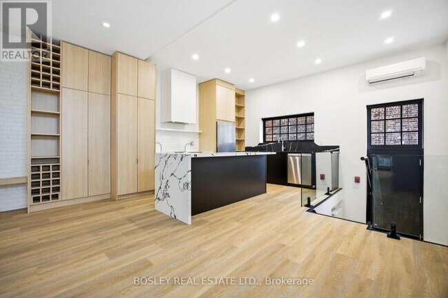 Photo du bâtiment - 1067 College St