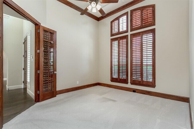 Building Photo - 921 Pine Burst Dr