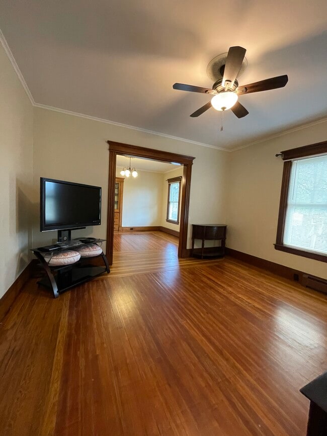 Livingroom - 8 Woodland St